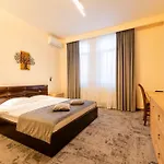 Pensiunea Floarea Soarelui Casa de hóspedes 3*